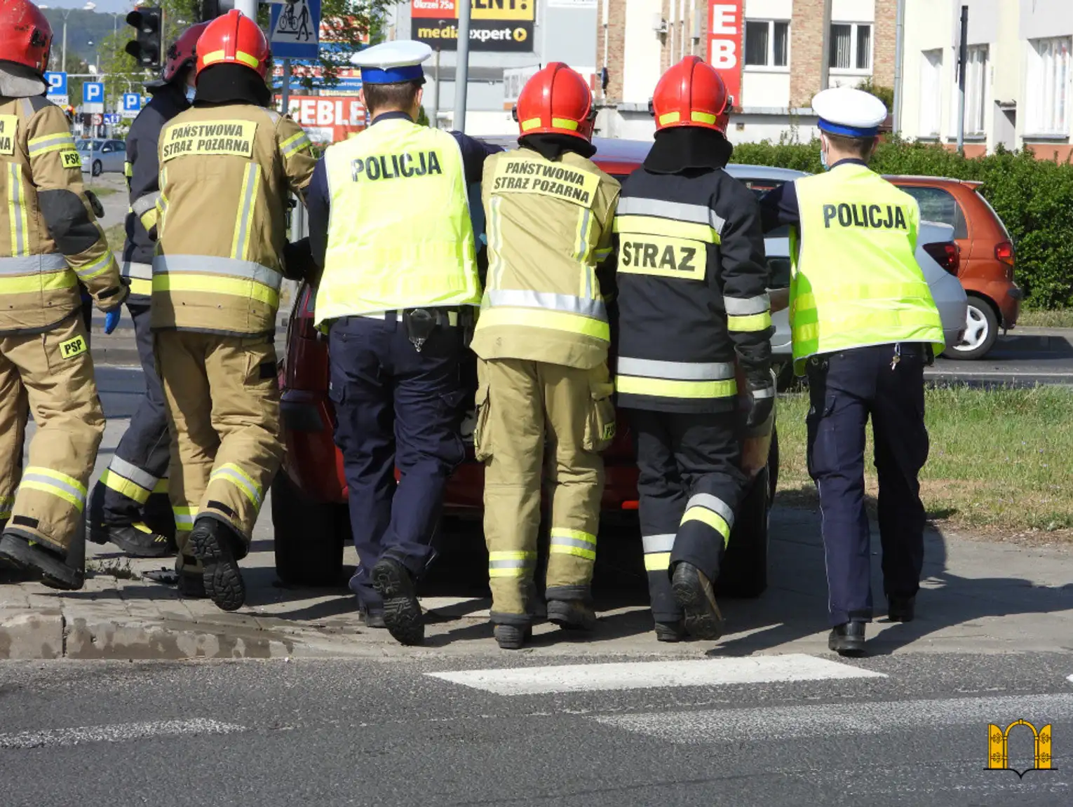 Latek Sprawc Kolizji Dw Ch Samochod W Osobowych Na Alei Kr Lowej