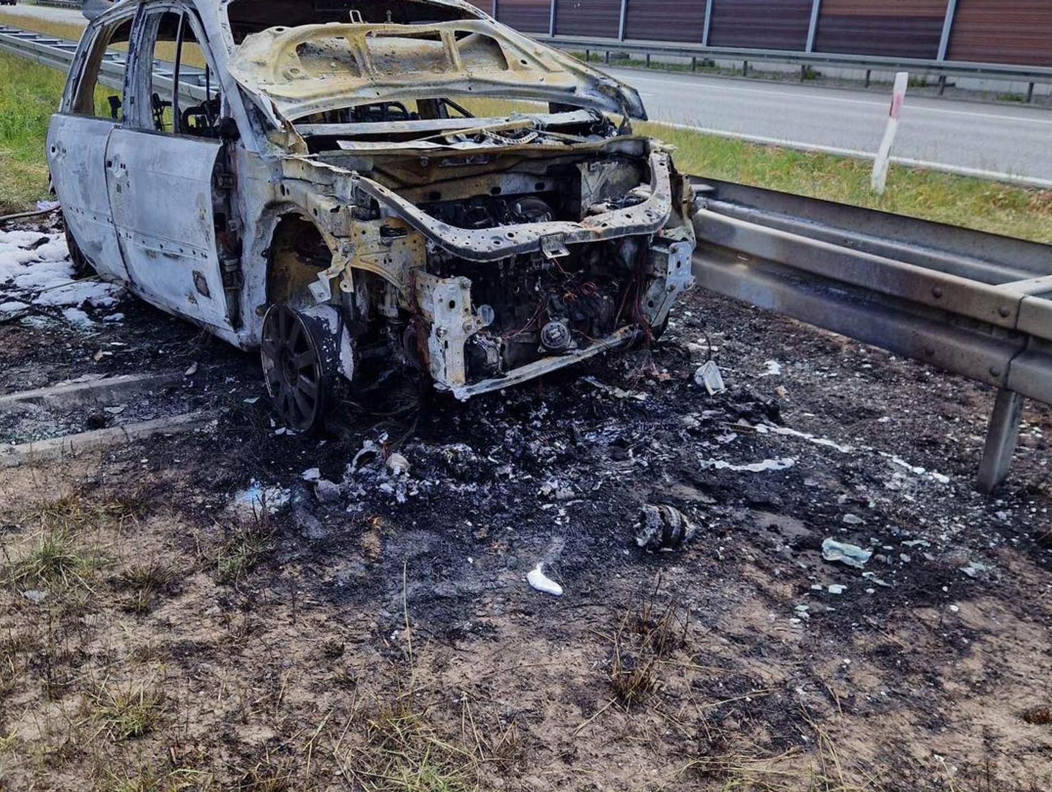 Samochód uderzył w bariery na autostradzie A1 i zaczął płonąć