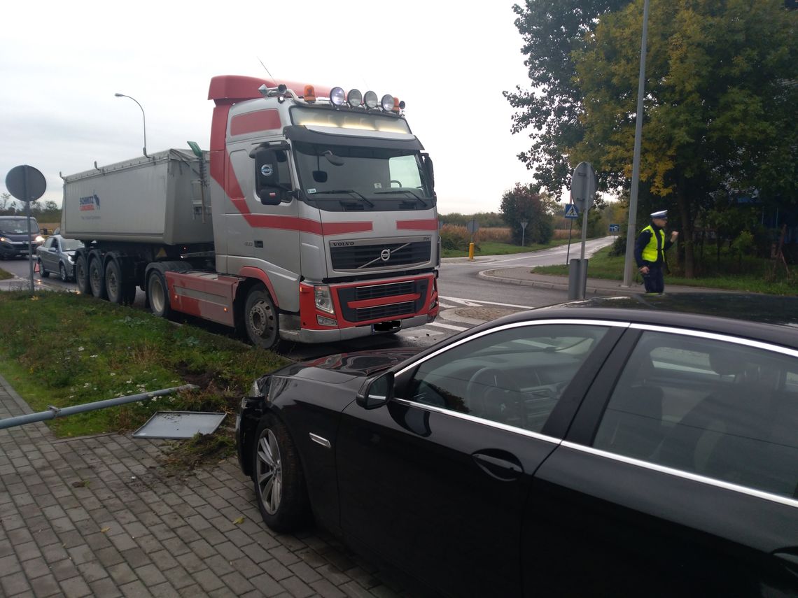 Kierująca BMW z mandatem i punktami po spowodowaniu kolizji z ciężarówką