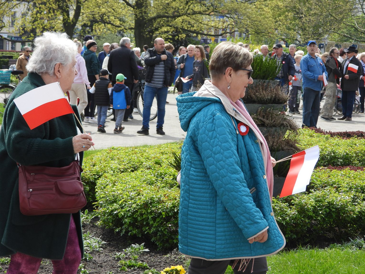 Przeszli ze stumetrową flagą przez ulicę 3 Maja Dzień Flagi we Włocławku