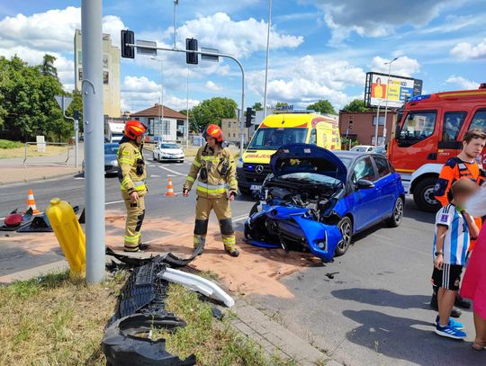 Utrudnienia na skrzyżowaniu ul Okrzei Wronia Zderzenie pojazdów