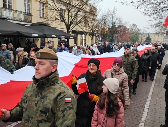100-metrowa biało-czerwona na Śródmieściu. 11 listopada we Włocławku