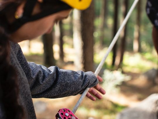 11-letni chłopiec spadł z wysokości kilku metrów w parku linowym. Sprawę bada policja