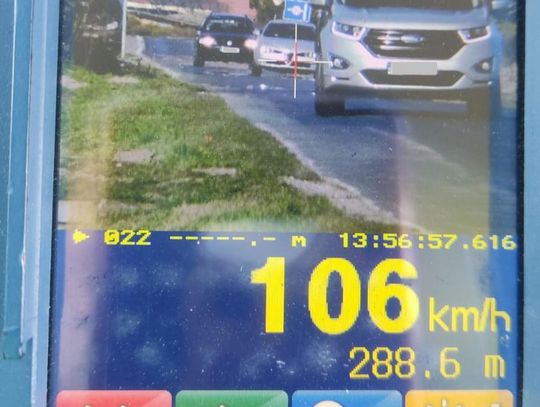 18-latek rozpędził auto do 106 km/h w terenie zbudowanym
