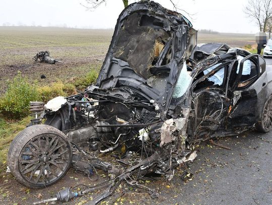 18-nastolatek wyprzedzał BMW na prostej drodze, tyle zostało po aucie
