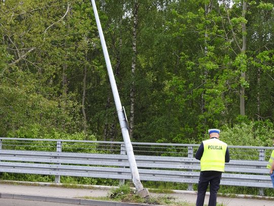 19 latek uderzył autem w słup oświetleniowy 