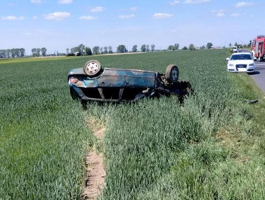 19-latka wymusiła pierwszeństwo. Jedno z aut dachowało na polu