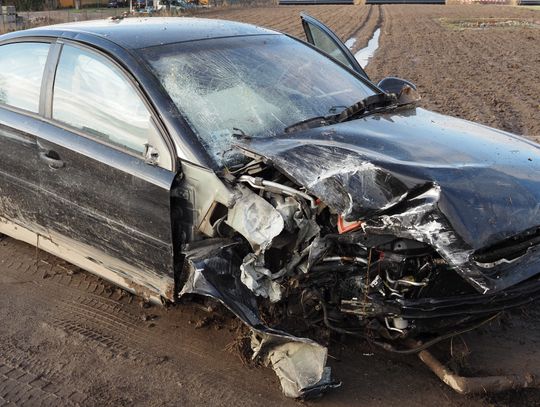 19-letni kierowca miał 1,2 promila - uderzył w budynek i ogrodzenie