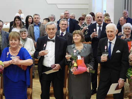 21 par małżeńskich odebrało gratulacje - złote i diamentowe jubileusze małżeńskie w ratuszu