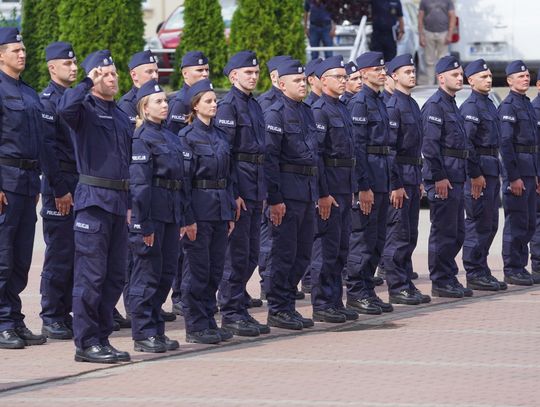 21 policjantów złożyło ślubowanie, trzech z nich trafi do komendy we Włocławku