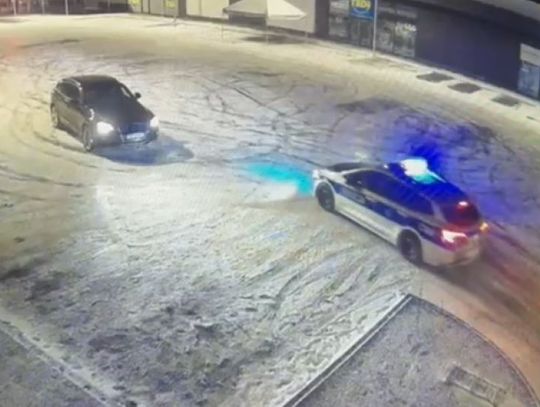 22-latek z powiatu włocławskiego driftował na parkingu. Został ukarany mandatem