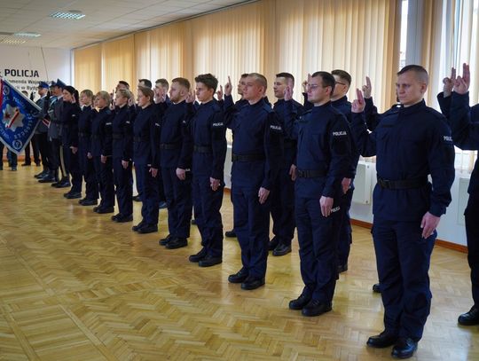 23 nowo przyjętych policjantów złożyło ślubowanie. 4 trafi do Włocławka