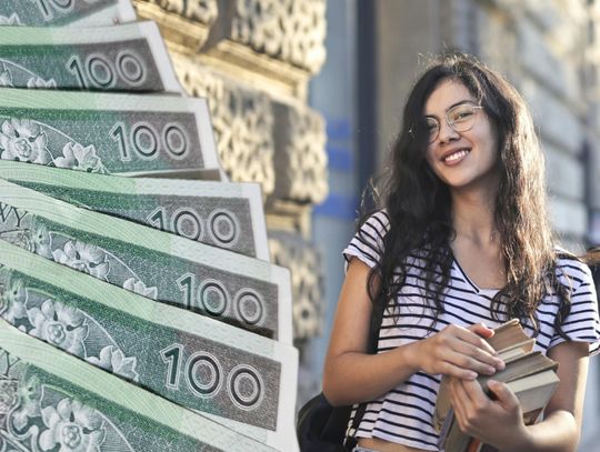 Studentka z książką, pieniądze