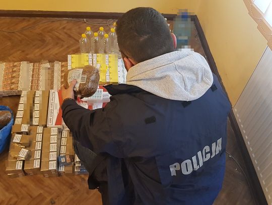 3 kilogramy tytoniu, banderole ze znakami akcyzy i blisko 25 litrów, najprawdopodobniej, spirytusu ujawnili policjanci w Inowrocławiu