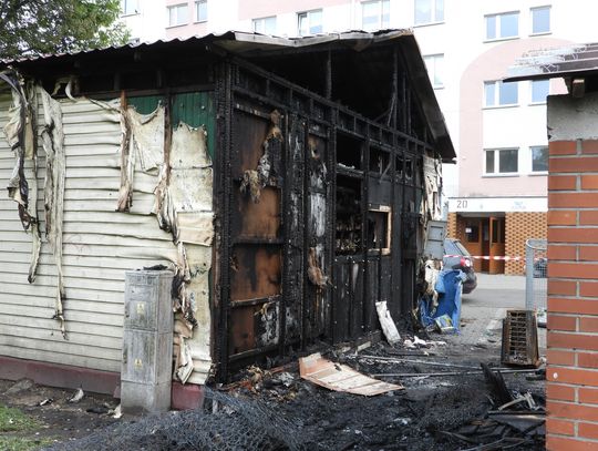 31-latka przyznała się do podpalenia pergoli śmietnikowej. Spłonął również sklep
