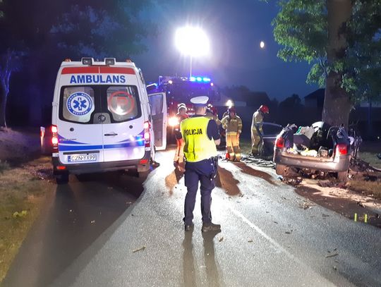 33- latek i 37- latka zginęli w wypadku drogowym po uderzeniu w drzewo