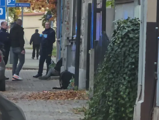 35-latek leżał na schodach przy Słowackiego. Mieszkaniec zaalarmował służby
