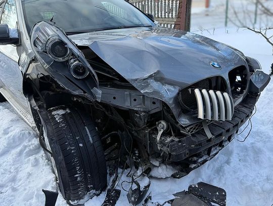 44-latka z gm. Kikół wjechała w auto, zrobiła zakupy, uderzyła w płot i uciekła