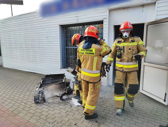5 zastępów straży wysłanych do pożaru w centrum miasta. Wada instalacji kominowej