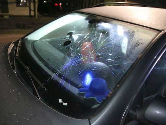 61-latek celowo rozbił szybę w aucie zaparkowanym przy posesji