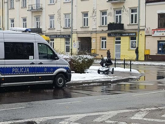 64-latek wjechał w skuter inwalidzki na Placu Wolności