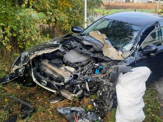 68-latek w lexusie wjechał pod ciężarówkę