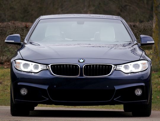 73-latek uderzył w nieoznakowene policyjne BMW