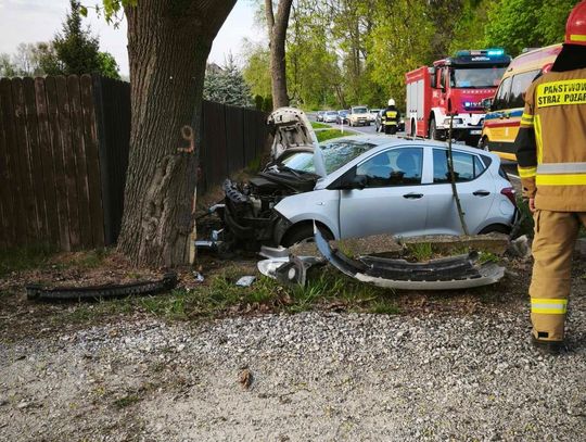 74-letnia kierująca nie dostosowała prędkości do warunków na drodze i uderzyła w drzewo