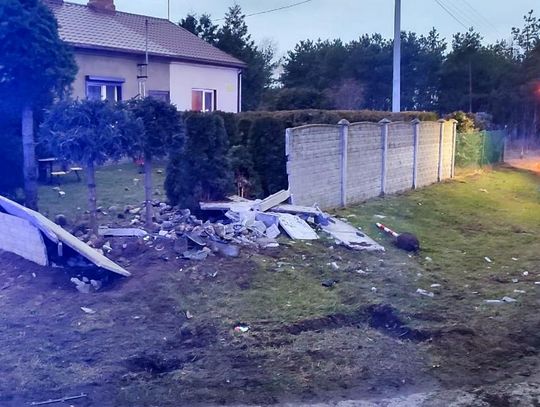 76-latek zasłabł za kierownicą i uderzył w ogrodzenie posesji