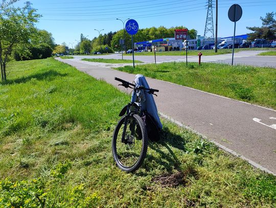 78-latni kierujący Renault potrącił rowerzystę na al. Kazimierza Wielkiego