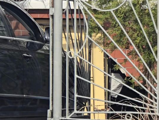 78-latek pomylił biegi i wjechał w budynek – uszkodzona brama i ściana