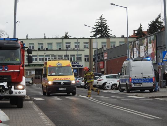 Kolizja dwóch pojazdów i potrącenie pieszej na ul. Bauera