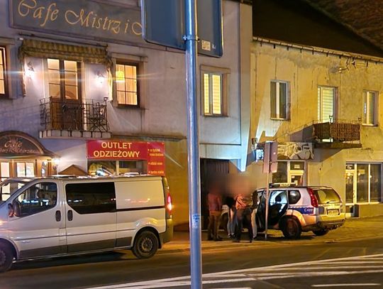 Agresywni i wulgarni młodzi mężczyźni w jednym z lokali na placu Wolności. Interweniowała policja