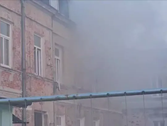 Akcja gaśnicza przy ul. Bulwary. Pożar w budynku z muralem Jana Pawła II