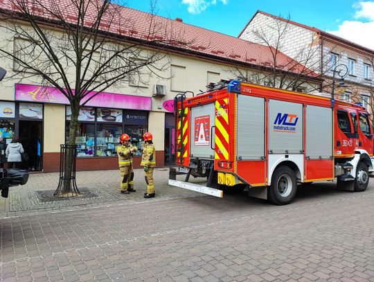 Akcja służb na ul. 3 Maja. Na miejscu 6 zastępów straży pożarnej