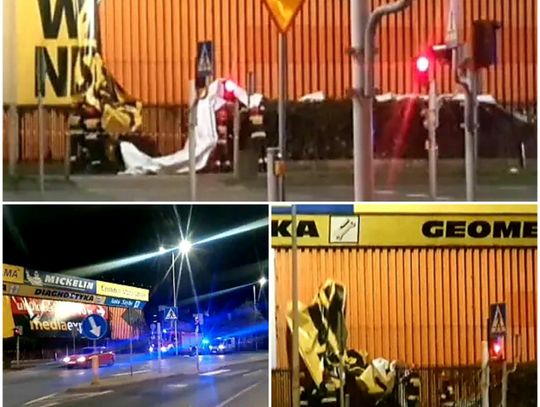 Akcja służb na ul. Okrzei. Strażacy zerwali ogromny banner reklamowy, który zagrażał bezpieczeństwu [video]