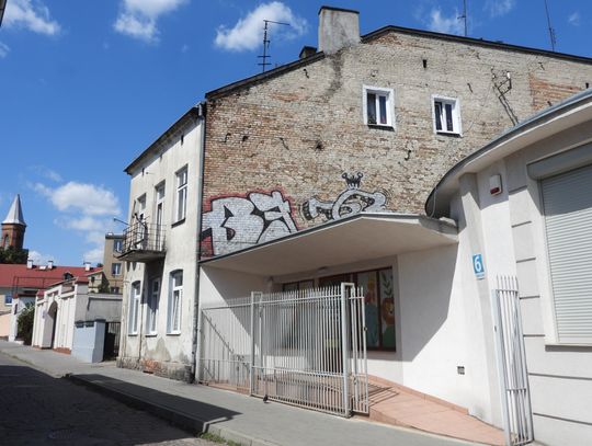 Akcja służb na ul. Zapiecek. Poszukiwane osoby zamknęły się w mieszkaniu 