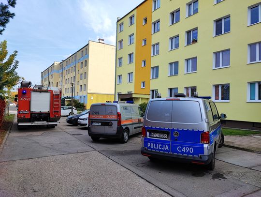 Akcja służb przy ul. Leśnej. Z mieszkania wydobywał się gaz