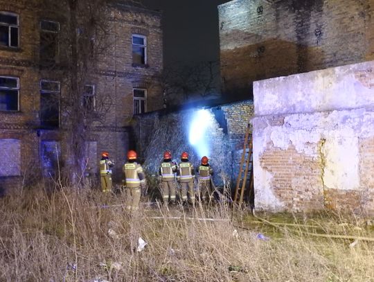 Akcja strażaków przy ulicy Królewieckiej. Do pożaru pustostanu prawdopodobnie przyczyniły się osoby bezdomne