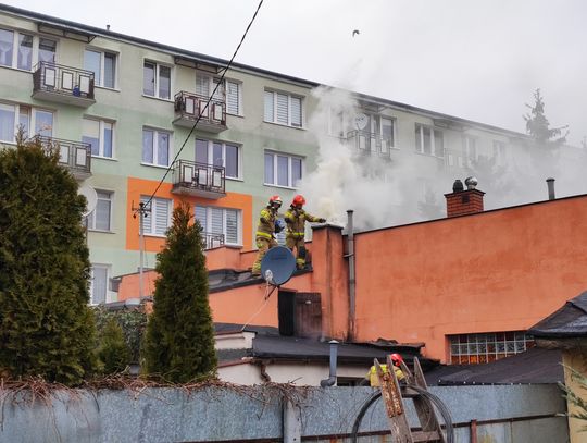 Akcja straży pożarnej na os. Południe. Prawdopodobnie doszło do pożaru sadzy