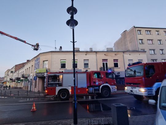 Akcja straży pożarnej w Śródmieciu. Doszło do pożaru w kamienicy