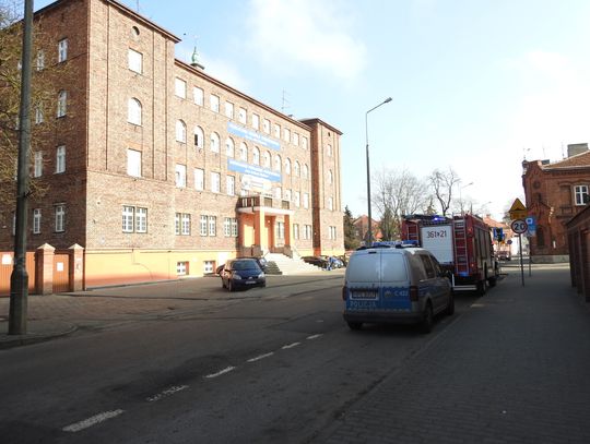 Alarm bombowy w jednej z włocławskich szkół. Na miejscu pracują pirotechnicy