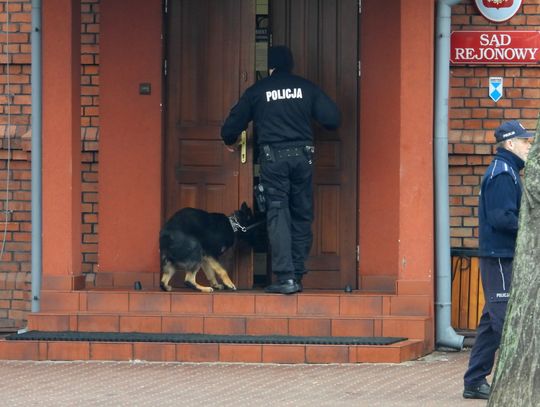 Alarmy bombowe we Włocławku. Sąd ewakuowany, urząd sprawdza policja