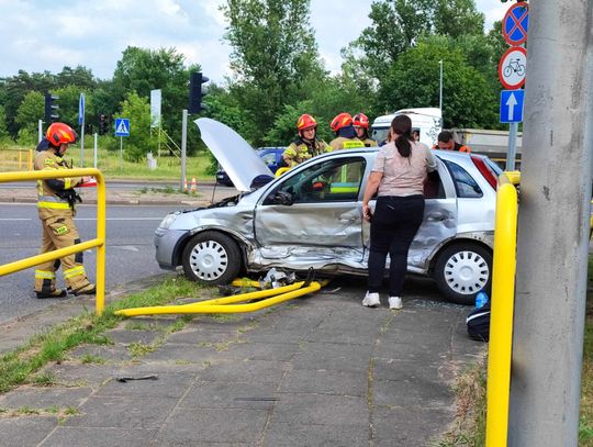Aleja Królowej Jadwigi zablokowana, zderzenie pojazdów