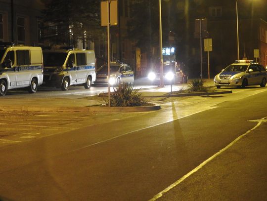 Antyterroryści, rozwiercanie zamka, całonocna akcja policji pod klubem Milion