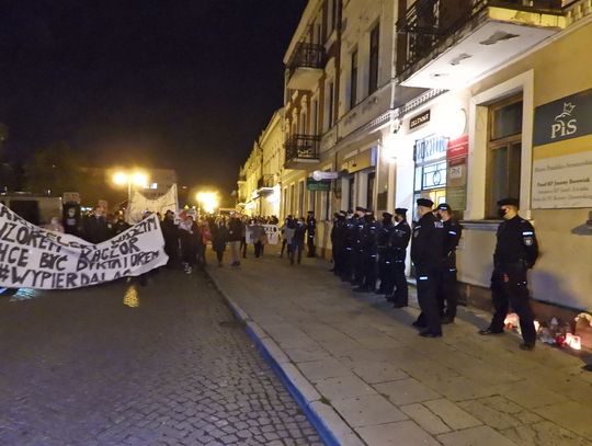 "Anulować" krzyczały kobiety pod biurem posłanki Borowiak. Pod pałacem biskupa odpalono petardy