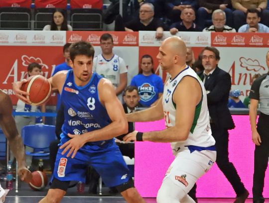 Anwil wygrywa na własnym parkiecie