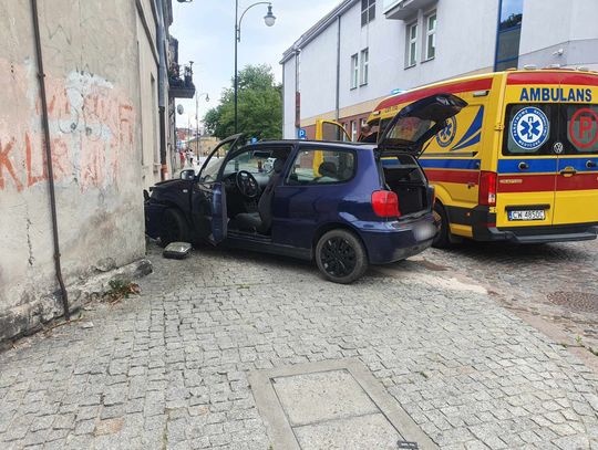 Kolejne zderzenie pojazdów w centrum. Na miejscu jest policja i pogotowie