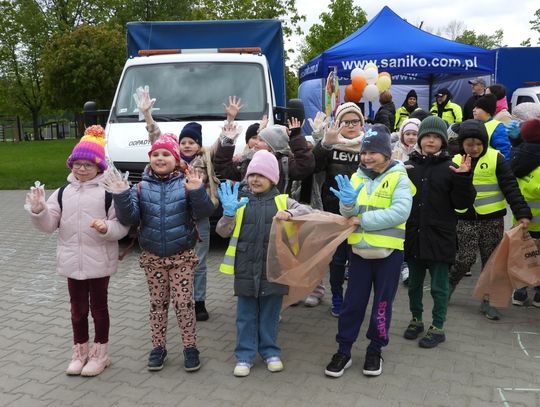 Dzieci sprzątają park na Słodowie z okazji Dnia Ziemi