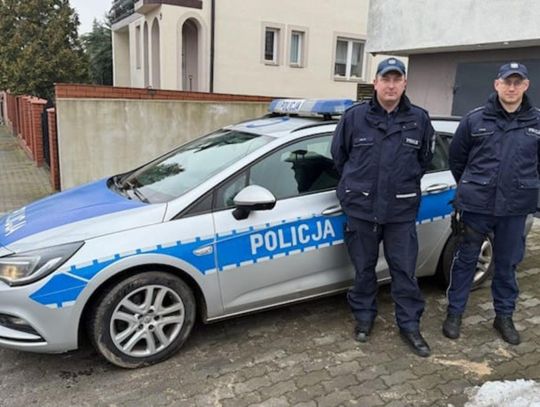 asp. Artur Markiewicz i asp. Łukasz Zieliński, nie czekali. Dzięki temu 70-latek uzyskał pierwszą pomoc